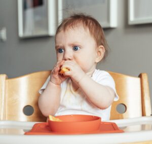 Abbildung Eines Babys Mit Babybrei Zum Artikel: Pre Nahrung Test